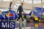 14.01.2025, Fussball, Pressekonferenz bei Red Bull in Salzburg, Jrgen Klopp (Global Head of Soccer bei Red Bull) stellt sich erstmals den Medien, im Hangar 7 am Salzburger Airport.  Jrgen Klopp kommt gut gelaunt zur PK, vorbei an einem Red Bull Hubschrauber und einem Formel1-Rennwagen.