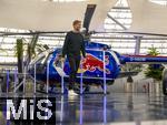 14.01.2025, Fussball, Pressekonferenz bei Red Bull in Salzburg, Jrgen Klopp (Global Head of Soccer bei Red Bull) stellt sich erstmals den Medien, im Hangar 7 am Salzburger Airport.  Jrgen Klopp kommt gut gelaunt zur PK, vorbei an einem Red Bull Hubschrauber und einem Formel1-Rennwagen.