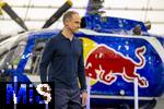 14.01.2025, Fussball, Pressekonferenz bei Red Bull in Salzburg, Jrgen Klopp (Global Head of Soccer bei Red Bull) stellt sich erstmals den Medien, im Hangar 7 am Salzburger Airport.  Oliver Mintzlaff (Geschftsfhrer der Red Bull GmbH) kommt zur PK, vorbei an einem Red Bull Hubschrauber. 