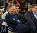 14.01.2025, Fussball, Pressekonferenz bei Red Bull in Salzburg, Jrgen Klopp (Global Head of Soccer bei Red Bull) stellt sich erstmals den Medien, im Hangar 7 am Salzburger Airport.  v.li: Oliver Mintzlaff (Geschftsfhrer der Red Bull GmbH), Mario Gomez (Technischer Direktor RED BULL GmbH) in der ersten Reihe.