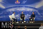 14.01.2025, Fussball, Pressekonferenz bei Red Bull in Salzburg, Jrgen Klopp (Global Head of Soccer bei Red Bull) stellt sich erstmals den Medien, im Hangar 7 am Salzburger Airport.  v.li: Christian Baier (Moderator), Jrgen Klopp und Oliver Mintzlaff (Geschftsfhrer der Red Bull GmbH) auf der Bhne. 