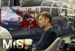 14.01.2025, Fussball, Pressekonferenz bei Red Bull in Salzburg, Jrgen Klopp (Global Head of Soccer bei Red Bull) stellt sich erstmals den Medien, im Hangar 7 am Salzburger Airport.  Jrgen Klopp, hinter ihm ein REDBULL-Flugzeug.