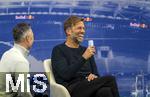 14.01.2025, Fussball, Pressekonferenz bei Red Bull in Salzburg, Jrgen Klopp (Global Head of Soccer bei Red Bull) stellt sich erstmals den Medien, im Hangar 7 am Salzburger Airport.  Jrgen Klopp lachend mit einer Red-Bull Getrnkedose.