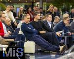 14.01.2025, Fussball, Pressekonferenz bei Red Bull in Salzburg, Jrgen Klopp (Global Head of Soccer bei Red Bull) stellt sich erstmals den Medien, im Hangar 7 am Salzburger Airport.  v.li: Oliver Mintzlaff (Geschftsfhrer der Red Bull GmbH), Mario Gomez (Technischer Direktor RED BULL GmbH) in der ersten Reihe.