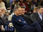 14.01.2025, Fussball, Pressekonferenz bei Red Bull in Salzburg, Jrgen Klopp (Global Head of Soccer bei Red Bull) stellt sich erstmals den Medien, im Hangar 7 am Salzburger Airport.  v.li: Oliver Mintzlaff (Geschftsfhrer der Red Bull GmbH), Mario Gomez (Technischer Direktor RED BULL GmbH) in der ersten Reihe.