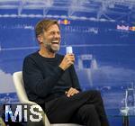 14.01.2025, Fussball, Pressekonferenz bei Red Bull in Salzburg, Jrgen Klopp (Global Head of Soccer bei Red Bull) stellt sich erstmals den Medien, im Hangar 7 am Salzburger Airport.  Jrgen Klopp lachend mit einer Red-Bull Getrnkedose.