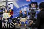 14.01.2025, Fussball, Pressekonferenz bei Red Bull in Salzburg, Jrgen Klopp (Global Head of Soccer bei Red Bull) stellt sich erstmals den Medien, im Hangar 7 am Salzburger Airport.  v.li: Christian Baier (Moderator), Jrgen Klopp und Oliver Mintzlaff (Geschftsfhrer der Red Bull GmbH) auf der Bhne.