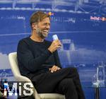 14.01.2025, Fussball, Pressekonferenz bei Red Bull in Salzburg, Jrgen Klopp (Global Head of Soccer bei Red Bull) stellt sich erstmals den Medien, im Hangar 7 am Salzburger Airport.  Jrgen Klopp lachend mit einer Red-Bull Getrnkedose.