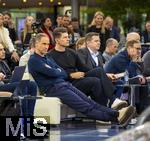 14.01.2025, Fussball, Pressekonferenz bei Red Bull in Salzburg, Jrgen Klopp (Global Head of Soccer bei Red Bull) stellt sich erstmals den Medien, im Hangar 7 am Salzburger Airport.  v.li: Oliver Mintzlaff (Geschftsfhrer der Red Bull GmbH), Mario Gomez (Technischer Direktor RED BULL GmbH) in der ersten Reihe.