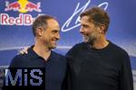 14.01.2025, Fussball, Pressekonferenz bei Red Bull in Salzburg, Jrgen Klopp (Global Head of Soccer bei Red Bull) stellt sich erstmals den Medien, im Hangar 7 am Salzburger Airport.  v.li: Oliver Mintzlaff (Geschftsfhrer der Red Bull GmbH) mit Jrgen Klopp.