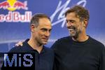 14.01.2025, Fussball, Pressekonferenz bei Red Bull in Salzburg, Jrgen Klopp (Global Head of Soccer bei Red Bull) stellt sich erstmals den Medien, im Hangar 7 am Salzburger Airport.  v.li: Oliver Mintzlaff (Geschftsfhrer der Red Bull GmbH) mit Jrgen Klopp. 