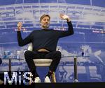 14.01.2025, Fussball, Pressekonferenz bei Red Bull in Salzburg, Jrgen Klopp (Global Head of Soccer bei Red Bull) stellt sich erstmals den Medien, im Hangar 7 am Salzburger Airport.  Klopp reckt und streckt sich