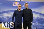 14.01.2025, Fussball, Pressekonferenz bei Red Bull in Salzburg, Jrgen Klopp (Global Head of Soccer bei Red Bull) stellt sich erstmals den Medien, im Hangar 7 am Salzburger Airport.  v.li: Oliver Mintzlaff (Geschftsfhrer der Red Bull GmbH) mit Jrgen Klopp. 