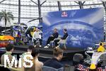 14.01.2025, Fussball, Pressekonferenz bei Red Bull in Salzburg, Jrgen Klopp (Global Head of Soccer bei Red Bull) stellt sich erstmals den Medien, im Hangar 7 am Salzburger Airport.  Auf der Bhne:  li: Moderator Christian Baier, re: Oliver Mintzlaff (Geschftsfhrer der Red Bull GmbH) mit Jrgen Klopp. 