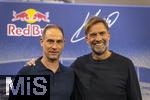 14.01.2025, Fussball, Pressekonferenz bei Red Bull in Salzburg, Jrgen Klopp (Global Head of Soccer bei Red Bull) stellt sich erstmals den Medien, im Hangar 7 am Salzburger Airport.  v.li: Oliver Mintzlaff (Geschftsfhrer der Red Bull GmbH) mit Jrgen Klopp.