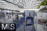 14.01.2025, Fussball, Pressekonferenz bei Red Bull in Salzburg, Jrgen Klopp (Global Head of Soccer bei Red Bull) stellt sich erstmals den Medien, im Hangar 7 am Salzburger Airport.  Plakat am Eingang mit dem Konterfei von Jrgen Klopp.