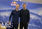 14.01.2025, Fussball, Pressekonferenz bei Red Bull in Salzburg, Jrgen Klopp (Global Head of Soccer bei Red Bull) stellt sich erstmals den Medien, im Hangar 7 am Salzburger Airport.  v.li: Oliver Mintzlaff (Geschftsfhrer der Red Bull GmbH) mit Jrgen Klopp.