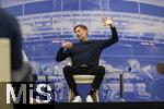 14.01.2025, Fussball, Pressekonferenz bei Red Bull in Salzburg, Jrgen Klopp (Global Head of Soccer bei Red Bull) stellt sich erstmals den Medien, im Hangar 7 am Salzburger Airport.  Klopp reckt und streckt sich