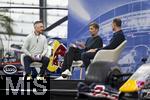 14.01.2025, Fussball, Pressekonferenz bei Red Bull in Salzburg, Jrgen Klopp (Global Head of Soccer bei Red Bull) stellt sich erstmals den Medien, im Hangar 7 am Salzburger Airport.  Auf der Bhne:  li: Moderator Christian Baier, re: Oliver Mintzlaff (Geschftsfhrer der Red Bull GmbH) mit Jrgen Klopp. 