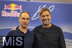 14.01.2025, Fussball, Pressekonferenz bei Red Bull in Salzburg, Jrgen Klopp (Global Head of Soccer bei Red Bull) stellt sich erstmals den Medien, im Hangar 7 am Salzburger Airport.  v.li: Oliver Mintzlaff (Geschftsfhrer der Red Bull GmbH) mit Jrgen Klopp.