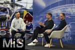 14.01.2025, Fussball, Pressekonferenz bei Red Bull in Salzburg, Jrgen Klopp (Global Head of Soccer bei Red Bull) stellt sich erstmals den Medien, im Hangar 7 am Salzburger Airport.  Auf der Bhne:  li: Moderator Christian Baier, re: Oliver Mintzlaff (Geschftsfhrer der Red Bull GmbH) mit Jrgen Klopp. 