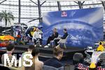 14.01.2025, Fussball, Pressekonferenz bei Red Bull in Salzburg, Jrgen Klopp (Global Head of Soccer bei Red Bull) stellt sich erstmals den Medien, im Hangar 7 am Salzburger Airport.  Auf der Bhne:  li: Moderator Christian Baier, re: Oliver Mintzlaff (Geschftsfhrer der Red Bull GmbH) mit Jrgen Klopp. 