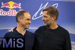 14.01.2025, Fussball, Pressekonferenz bei Red Bull in Salzburg, Jrgen Klopp (Global Head of Soccer bei Red Bull) stellt sich erstmals den Medien, im Hangar 7 am Salzburger Airport.  v.li: Oliver Mintzlaff (Geschftsfhrer der Red Bull GmbH) mit Jrgen Klopp.