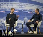 14.01.2025, Fussball, Pressekonferenz bei Red Bull in Salzburg, Jrgen Klopp (Global Head of Soccer bei Red Bull) stellt sich erstmals den Medien, im Hangar 7 am Salzburger Airport.  v.re: Oliver Mintzlaff (Geschftsfhrer der Red Bull GmbH) mit Jrgen Klopp. 