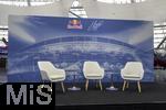 14.01.2025, Fussball, Pressekonferenz bei Red Bull in Salzburg, Jrgen Klopp (Global Head of Soccer bei Red Bull) stellt sich erstmals den Medien, im Hangar 7 am Salzburger Airport.   Noch sind die drei Sitzpltze auf der Bhne leer.