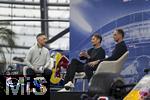 14.01.2025, Fussball, Pressekonferenz bei Red Bull in Salzburg, Jrgen Klopp (Global Head of Soccer bei Red Bull) stellt sich erstmals den Medien, im Hangar 7 am Salzburger Airport.  Auf der Bhne:  li: Moderator Christian Baier, re: Oliver Mintzlaff (Geschftsfhrer der Red Bull GmbH) mit Jrgen Klopp. 