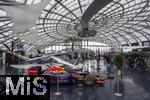 14.01.2025, Fussball, Pressekonferenz bei Red Bull in Salzburg, Jrgen Klopp (Global Head of Soccer bei Red Bull) stellt sich erstmals den Medien, im Hangar 7 am Salzburger Airport.   Das architektonische Gesamtkunstwerk Hangar-7 ist auch ein Museum und beheimatet eine groe Sammlung historischer Flugzeuge und Unikate der Flying Bulls. Alle Flugzeuge und Helikopter von The Flying Bulls sind flugtauglich. Auch RedBull-Formel1 Rennwagen von Renault seht am anfang 