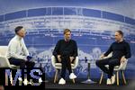 14.01.2025, Fussball, Pressekonferenz bei Red Bull in Salzburg, Jrgen Klopp (Global Head of Soccer bei Red Bull) stellt sich erstmals den Medien, im Hangar 7 am Salzburger Airport.  Auf der Bhne:  li: Moderator Christian Baier, re: Oliver Mintzlaff (Geschftsfhrer der Red Bull GmbH) mit Jrgen Klopp. 