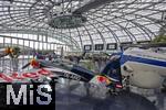 14.01.2025, Fussball, Pressekonferenz bei Red Bull in Salzburg, Jrgen Klopp (Global Head of Soccer bei Red Bull) stellt sich erstmals den Medien, im Hangar 7 am Salzburger Airport.   Das architektonische Gesamtkunstwerk Hangar-7 ist auch ein Museum und beheimatet eine groe Sammlung historischer Flugzeuge und Unikate der Flying Bulls. Alle Flugzeuge und Helikopter von The Flying Bulls sind flugtauglich. .  