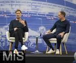 14.01.2025, Fussball, Pressekonferenz bei Red Bull in Salzburg, Jrgen Klopp (Global Head of Soccer bei Red Bull) stellt sich erstmals den Medien, im Hangar 7 am Salzburger Airport.  v.re: Oliver Mintzlaff (Geschftsfhrer der Red Bull GmbH) mit Jrgen Klopp. 