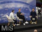 14.01.2025, Fussball, Pressekonferenz bei Red Bull in Salzburg, Jrgen Klopp (Global Head of Soccer bei Red Bull) stellt sich erstmals den Medien, im Hangar 7 am Salzburger Airport.  Auf der Bhne:  li: Moderator Christian Baier, re: Oliver Mintzlaff (Geschftsfhrer der Red Bull GmbH) mit Jrgen Klopp.  