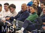 14.01.2025, Fussball, Pressekonferenz bei Red Bull in Salzburg, Jrgen Klopp (Global Head of Soccer bei Red Bull) stellt sich erstmals den Medien, im Hangar 7 am Salzburger Airport.   Mitte: Marc Kosicke ( Manager von Jrgen Klopp), 