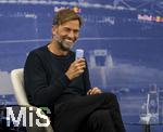 14.01.2025, Fussball, Pressekonferenz bei Red Bull in Salzburg, Jrgen Klopp (Global Head of Soccer bei Red Bull) stellt sich erstmals den Medien, im Hangar 7 am Salzburger Airport.  Jrgen Klopp trinkt aus einer RedBull Getrnkedose.