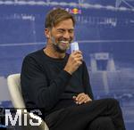 14.01.2025, Fussball, Pressekonferenz bei Red Bull in Salzburg, Jrgen Klopp (Global Head of Soccer bei Red Bull) stellt sich erstmals den Medien, im Hangar 7 am Salzburger Airport.  Jrgen Klopp trinkt aus einer RedBull Getrnkedose.