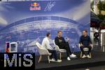 14.01.2025, Fussball, Pressekonferenz bei Red Bull in Salzburg, Jrgen Klopp (Global Head of Soccer bei Red Bull) stellt sich erstmals den Medien, im Hangar 7 am Salzburger Airport.  Auf der Bhne:  li: Moderator Christian Baier, re: Oliver Mintzlaff (Geschftsfhrer der Red Bull GmbH) mit Jrgen Klopp.  