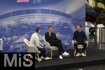 14.01.2025, Fussball, Pressekonferenz bei Red Bull in Salzburg, Jrgen Klopp (Global Head of Soccer bei Red Bull) stellt sich erstmals den Medien, im Hangar 7 am Salzburger Airport.  Auf der Bhne:  li: Moderator Christian Baier, re: Oliver Mintzlaff (Geschftsfhrer der Red Bull GmbH) mit Jrgen Klopp.  