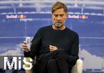 14.01.2025, Fussball, Pressekonferenz bei Red Bull in Salzburg, Jrgen Klopp (Global Head of Soccer bei Red Bull) stellt sich erstmals den Medien, im Hangar 7 am Salzburger Airport.  Jrgen Klopp trinkt aus einer RedBull Getrnkedose. 