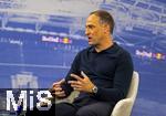 14.01.2025, Fussball, Pressekonferenz bei Red Bull in Salzburg, Jrgen Klopp (Global Head of Soccer bei Red Bull) stellt sich erstmals den Medien, im Hangar 7 am Salzburger Airport.  Auf der Bhne: Oliver Mintzlaff (Geschftsfhrer der Red Bull GmbH) 