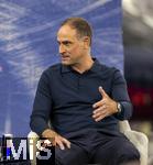 14.01.2025, Fussball, Pressekonferenz bei Red Bull in Salzburg, Jrgen Klopp (Global Head of Soccer bei Red Bull) stellt sich erstmals den Medien, im Hangar 7 am Salzburger Airport.  Auf der Bhne: Oliver Mintzlaff (Geschftsfhrer der Red Bull GmbH)