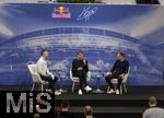 14.01.2025, Fussball, Pressekonferenz bei Red Bull in Salzburg, Jrgen Klopp (Global Head of Soccer bei Red Bull) stellt sich erstmals den Medien, im Hangar 7 am Salzburger Airport.  Auf der Bhne:  li: Moderator Christian Baier, re: Oliver Mintzlaff (Geschftsfhrer der Red Bull GmbH) mit Jrgen Klopp.   