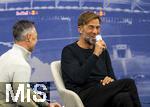 14.01.2025, Fussball, Pressekonferenz bei Red Bull in Salzburg, Jrgen Klopp (Global Head of Soccer bei Red Bull) stellt sich erstmals den Medien, im Hangar 7 am Salzburger Airport.  Jrgen Klopp trinkt aus einer RedBull Getrnkedose. 