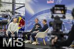 14.01.2025, Fussball, Pressekonferenz bei Red Bull in Salzburg, Jrgen Klopp (Global Head of Soccer bei Red Bull) stellt sich erstmals den Medien, im Hangar 7 am Salzburger Airport.  Auf der Bhne:  li: Moderator Christian Baier, re: Oliver Mintzlaff (Geschftsfhrer der Red Bull GmbH) mit Jrgen Klopp.   