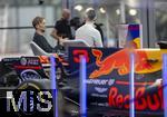 14.01.2025, Fussball, Pressekonferenz bei Red Bull in Salzburg, Jrgen Klopp (Global Head of Soccer bei Red Bull) stellt sich erstmals den Medien, im Hangar 7 am Salzburger Airport.  Vor ihm ein Formel 1 Rennwagen von Max Verstappen.