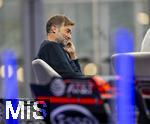 14.01.2025, Fussball, Pressekonferenz bei Red Bull in Salzburg, Jrgen Klopp (Global Head of Soccer bei Red Bull) stellt sich erstmals den Medien, im Hangar 7 am Salzburger Airport.  Vor ihm ein Formel 1 Rennwagen von Max Verstappen.