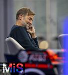 14.01.2025, Fussball, Pressekonferenz bei Red Bull in Salzburg, Jrgen Klopp (Global Head of Soccer bei Red Bull) stellt sich erstmals den Medien, im Hangar 7 am Salzburger Airport.  Vor ihm ein Formel 1 Rennwagen von Max Verstappen.