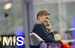 14.01.2025, Fussball, Pressekonferenz bei Red Bull in Salzburg, Jrgen Klopp (Global Head of Soccer bei Red Bull) stellt sich erstmals den Medien, im Hangar 7 am Salzburger Airport.  Vor ihm ein Formel 1 Rennwagen von Max Verstappen.